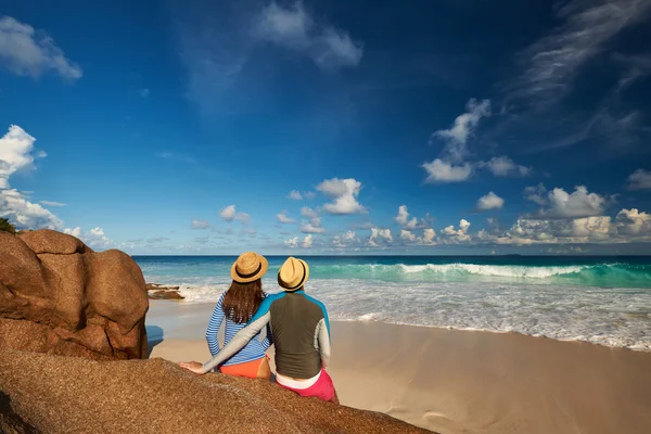 Paar op tropisch strand — Stockfoto