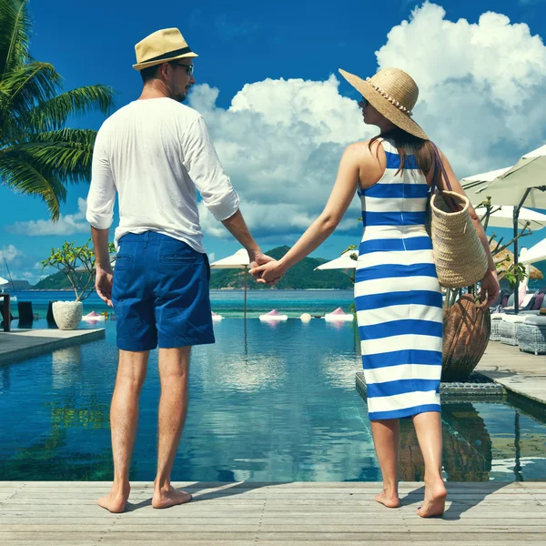 Paar am tropischen Strand — Stockfoto