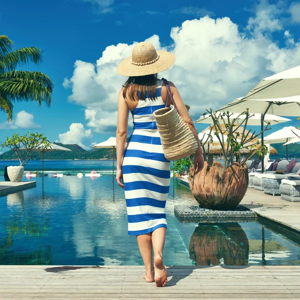 Mulher de vestido perto da piscina — Fotografia de Stock