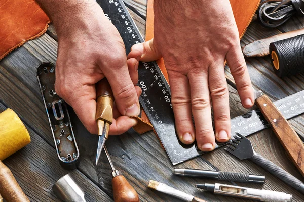Man som arbetar med läder — Stockfoto