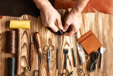 Deri ile çalışan adam 