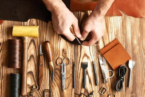 Человек работает с кожей
 