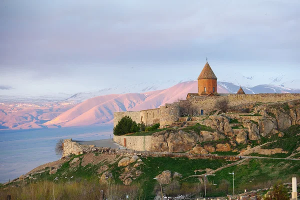 Eski manastır önünde dağ — Stok fotoğraf