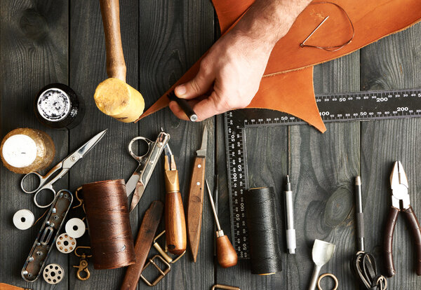 Человек работает с кожей
 