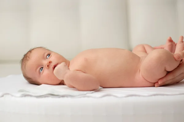Массаж новорожденных — стоковое фото