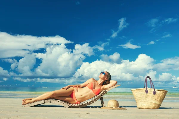 Mulher de biquíni deitada na praia em Seychelles — Fotografia de Stock