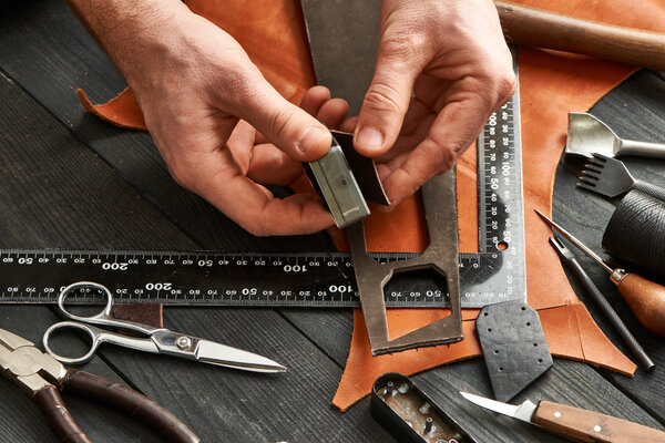 Человек работает с кожей
 