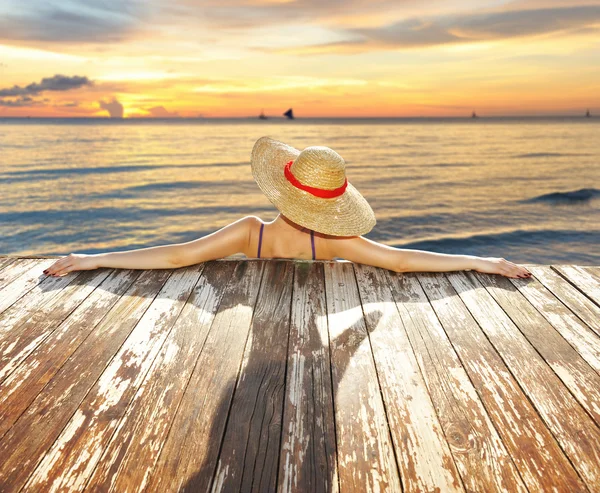 Mujer con sombrero en la playa — Foto de Stock