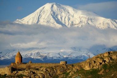 Eski manastır önünde dağ