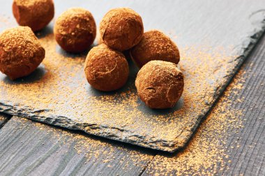 Ev yapımı çikolatalı trüf.