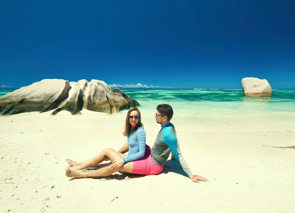Paar op tropisch strand — Stockfoto