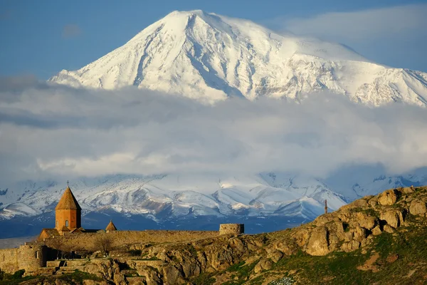 Ősi kolostor előtt mountain — Stock Fotó