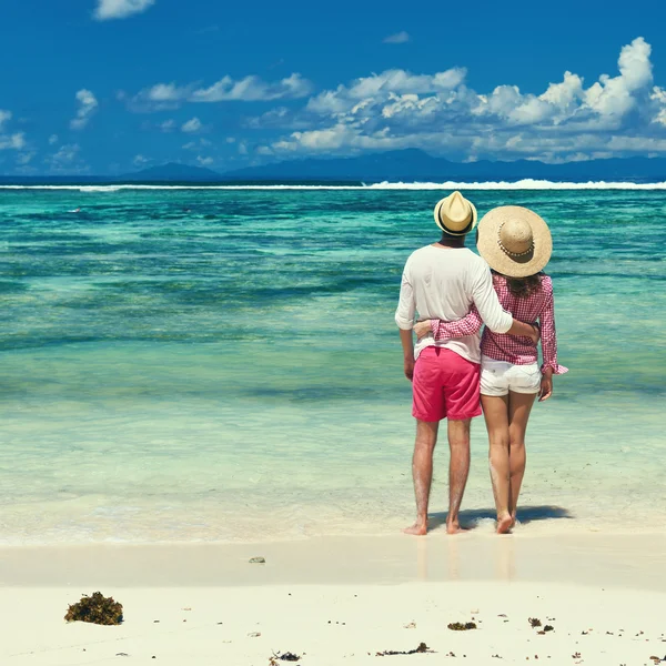 Couple on beach at Seychelles — Stock Photo, Image