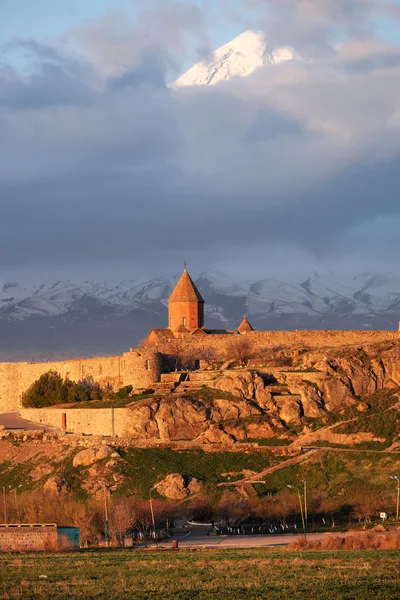 Antico monastero di fronte alla montagna — Foto Stock