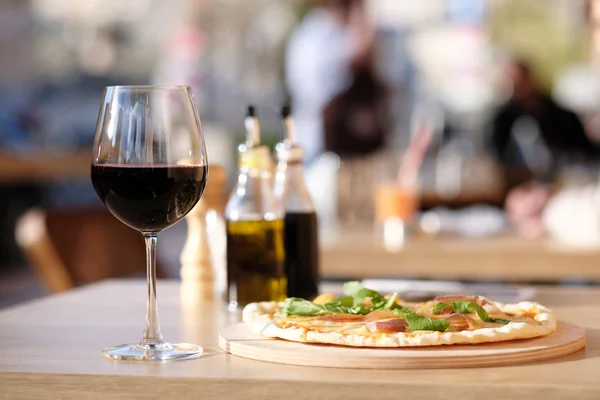 Pizza e copo de vinho tinto — Fotografia de Stock