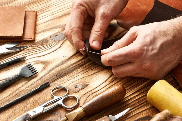 Hombre trabajando con cuero — Foto de Stock