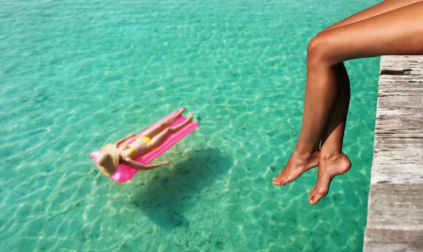 समुद्र तट पर आराम करने वाली महिला — स्टॉक फ़ोटो, इमेज