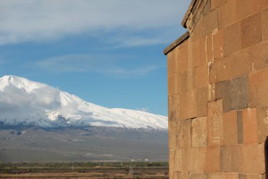 Eski manastır önünde dağ