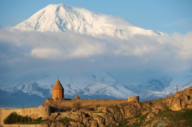 Eski manastır önünde dağ