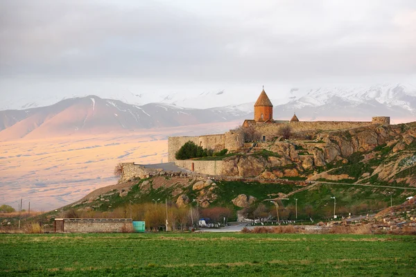 Antico monastero di fronte alla montagna — Foto Stock
