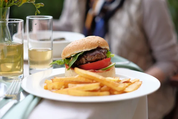 Hamburger ve patates Restoran masada — Stok fotoğraf