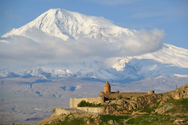 Eski manastır önünde dağ