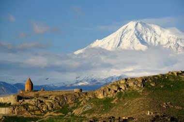 Eski manastır önünde dağ