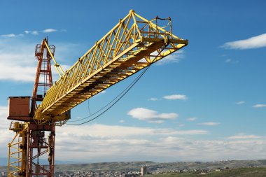 Vinç kule mavi gökyüzü karşı