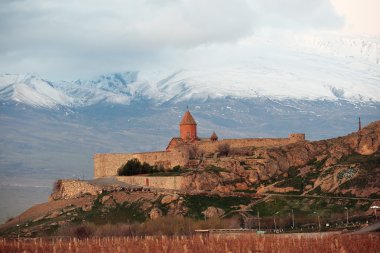 Eski manastır önünde dağ