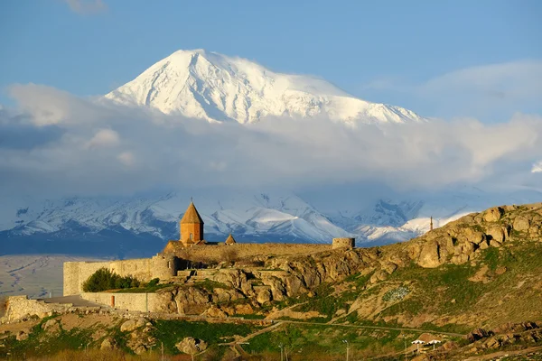 Antico monastero di fronte alla montagna — Foto Stock