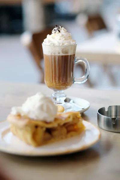 Latte and pie in restaurant — Stock Photo, Image