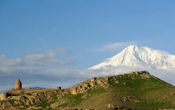 Eski manastır önünde dağ — Stok fotoğraf