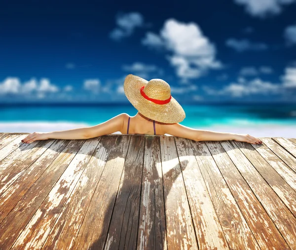 Woman at beautiful beach — Stock Photo, Image