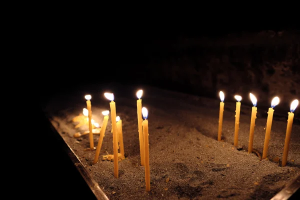 Velas brilhantes na igreja — Fotografia de Stock