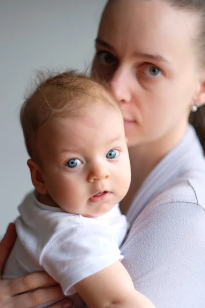 Tre månader gammal baby med mamma — Stockfoto