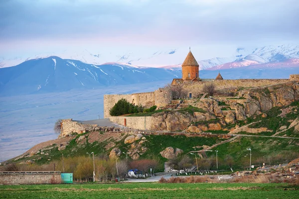 Eski manastır önünde dağ — Stok fotoğraf