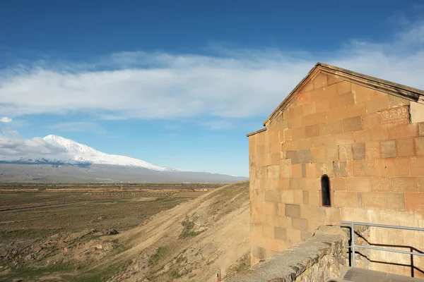 Biara kuno di depan gunung — Stok Foto