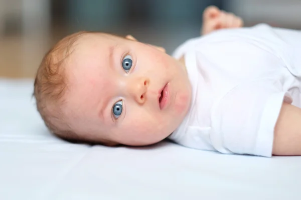 Fyra månader gammal baby — Stockfoto