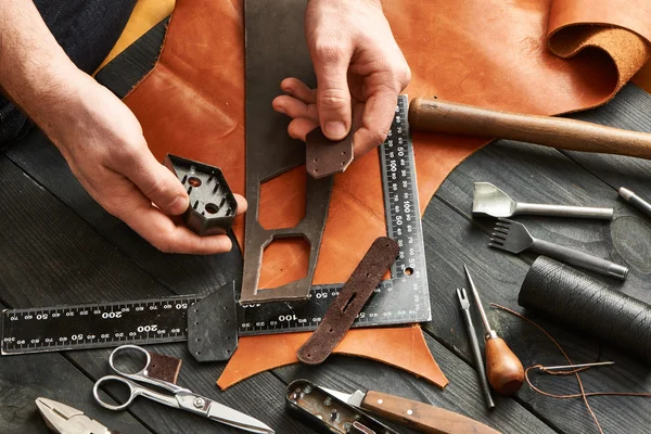 Homem trabalhando com couro — Fotografia de Stock