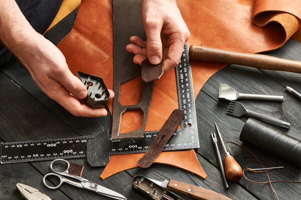 Человек работает с кожей
 