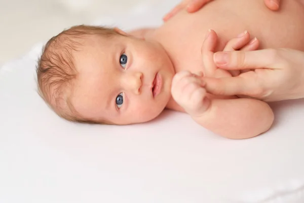 Nyfött barn med mamma — Stockfoto