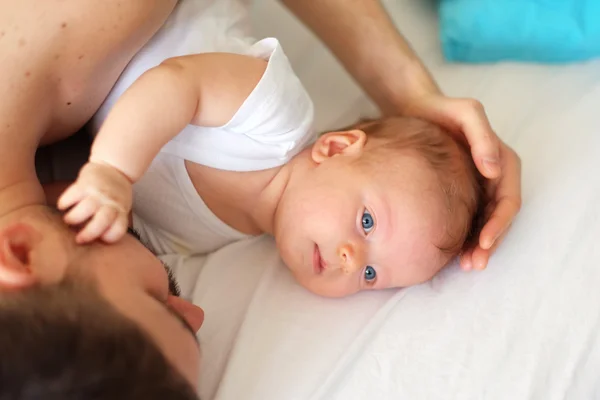 Neugeborenes Baby mit Vater — Stockfoto