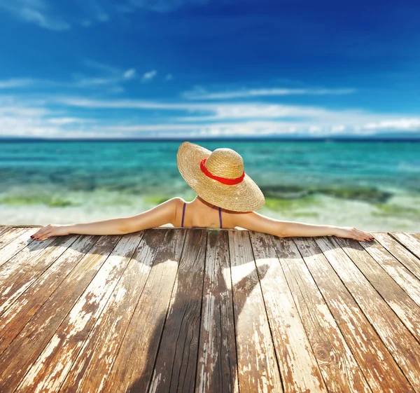 Mujer relajante en la playa — Foto de Stock