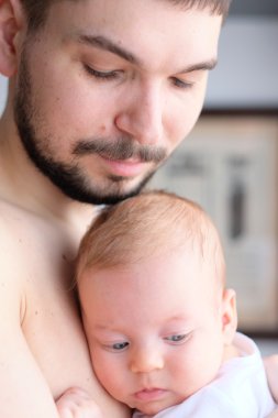Yeni doğan bebeğin babası ile