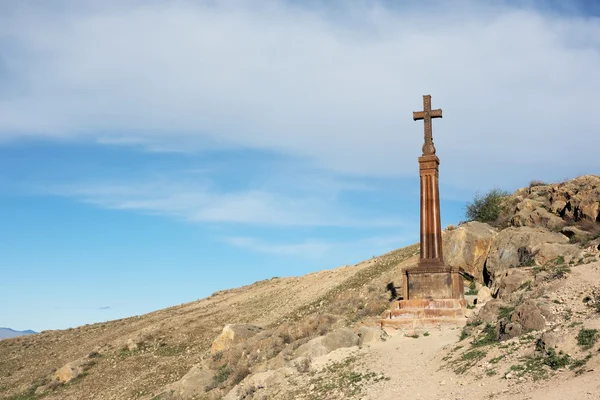 Croce cristiana vicino al monastero Khor Virap — Foto Stock