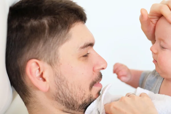 Bebé recién nacido con padre — Foto de Stock