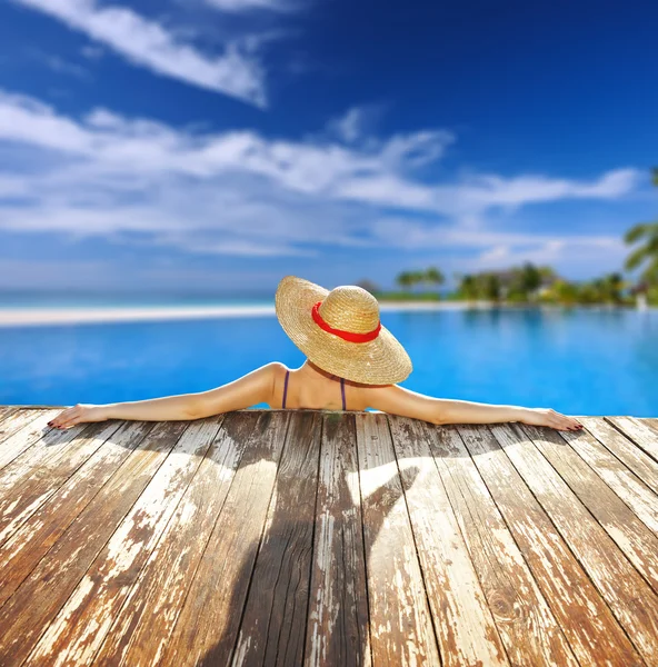 Frau entspannt sich am Pool — Stockfoto