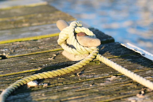 カユガ湖のほとりで桟橋のロープ — ストック写真