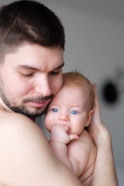 Babası yeni doğan