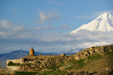 Eski manastır önünde dağ